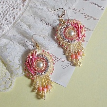 BO C&oelig;ur Tendre brod&eacute;es avec un cabochon cr&egrave;me orn&eacute; d&rsquo;un ruban de soie, Corail Rose et Jaune &agrave; laquelle s&rsquo;ajoute des chatons en cristal, perles nacr&eacute;es, perles pierre de gemme : le Corail Rose 